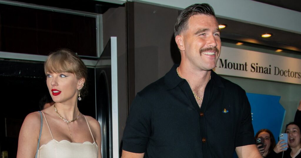 Taylor Swift et Travis Kelce se tiennent la main à la sortie de leur mariage à New York