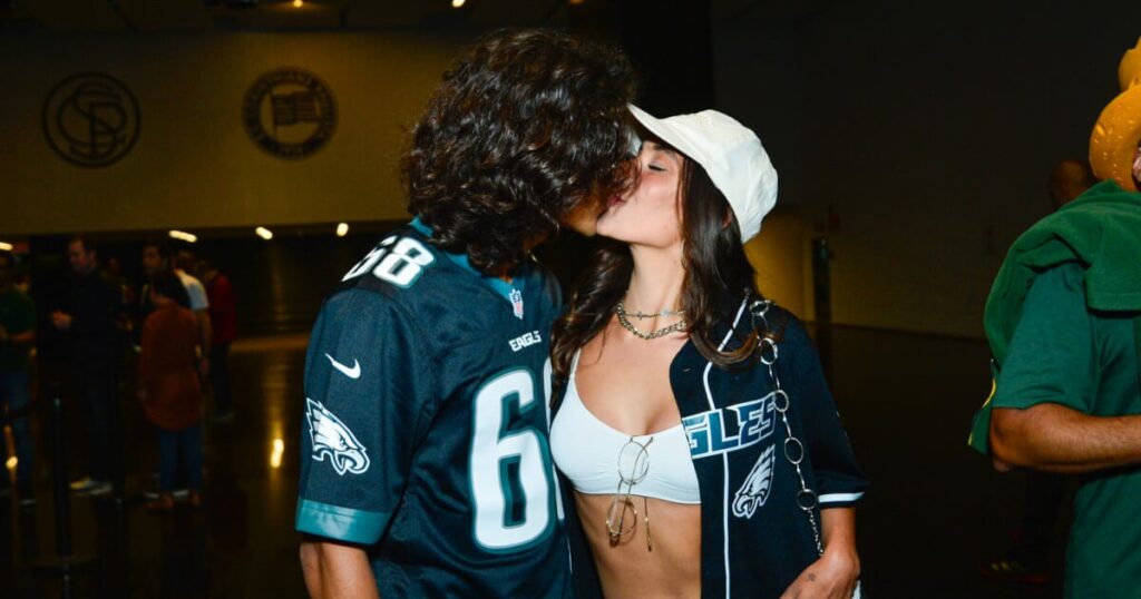 Vanessa Lopes et Lucas Mamede, Sasha Meneghel et João Lucas et plus encore : les couples s'embrassent beaucoup lors d'un match de NFL. Des photos !