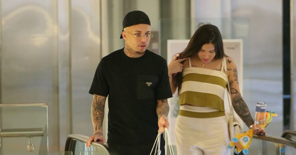 Après s'être remariés, Everton Cebolinha, de Flamengo, et sa femme, Isa Ranieri, passent une journée shopping dans un magasin de luxe. Des photos !