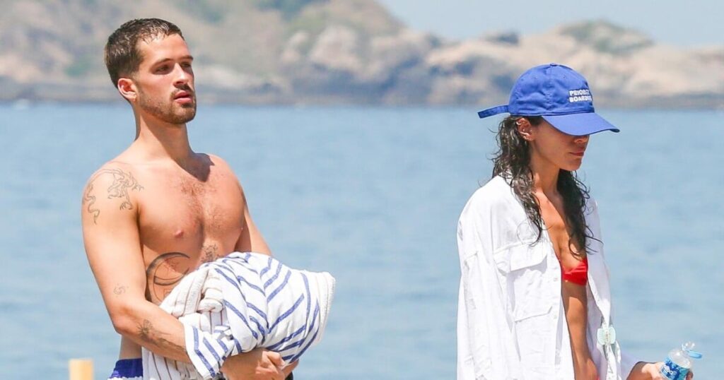 Bruna Marquezine et João Guilherme profitent de la plage de Rio et le corps défini de l'actrice en bikini rouge vole la vedette. Des photos !