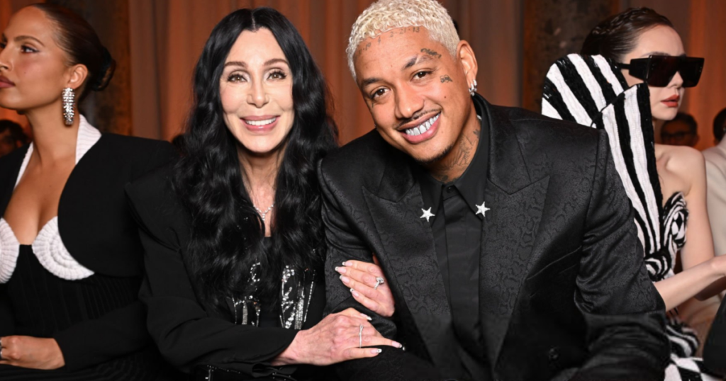 Cher est accompagnée de son petit ami de 40 ans son cadet au défilé Victoria's Secret. Rencontrez Alexander Edwards !