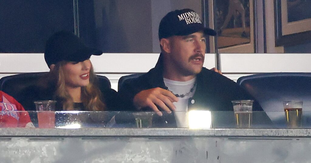 Taylor Swift donne à Travis Kelce son verre lors d'un match de baseball
