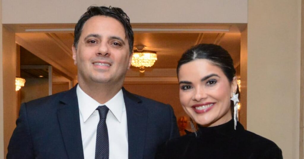 Vanessa Giácomo, 20 ans après la première de "Cabocla", porte un look court et fait une rare apparition avec son mari lors d'une soirée pour Teló et Thais Fersoza