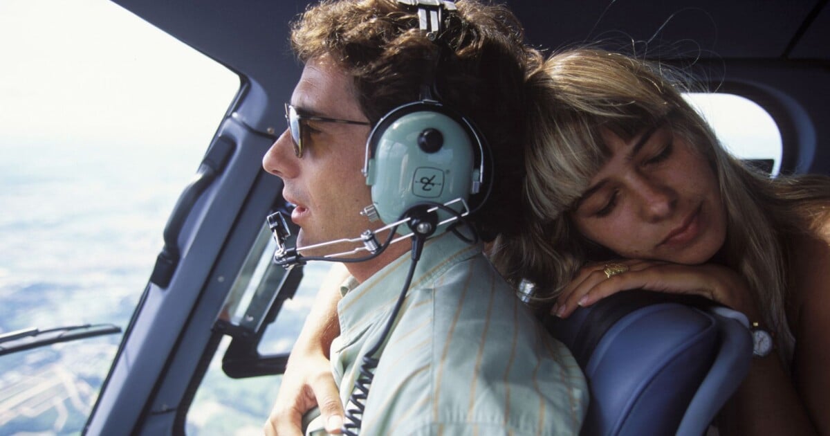 Adriane Galisteu se déclare auprès d'Ayrton Senna après avoir été remplacée par Xuxa en l'honneur du pilote. Regarder!