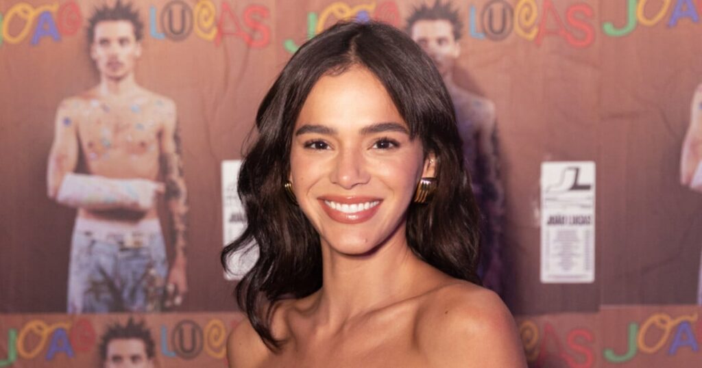 Bruna Marquezine choisit un sac de créateur à 17 000 R$ et reçoit la compagnie de son petit ami lors du lancement de l'album du mari de Sasha