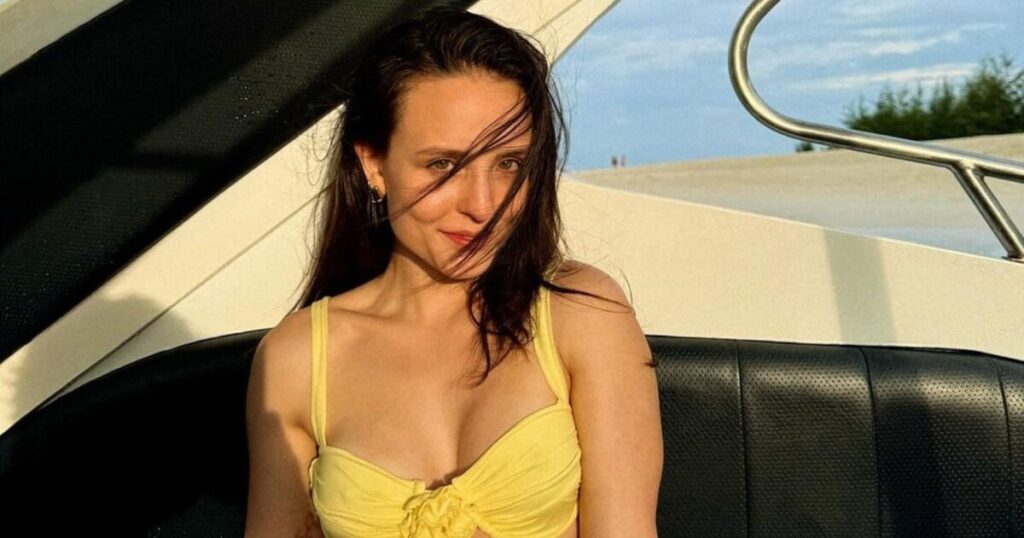 En Thaïlande, Larissa Manoela exhibe son corps tonique dans un bikini hotpants jaune aux côtés d'André Luiz Frambach : "Enjoying paradise"