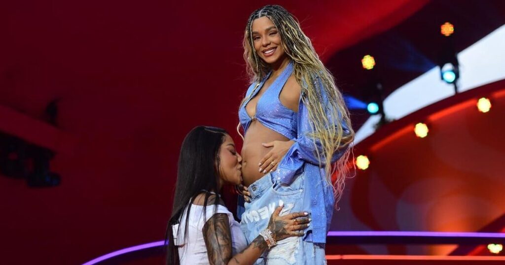 Ludmilla et Brunna Gonçalves vont être mamans ! La chanteuse annonce sa grossesse lors de l'émission et émeut les fans : "Nous sommes 3"