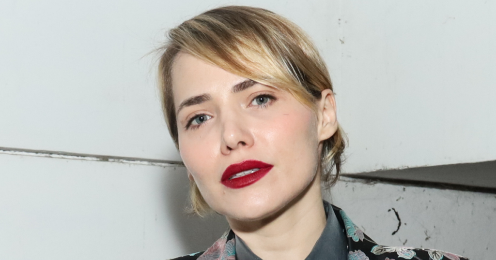 "Respectez mon chagrin": Letícia Colin fait une forte explosion en parlant de romance avec l'acteur de feuilleton