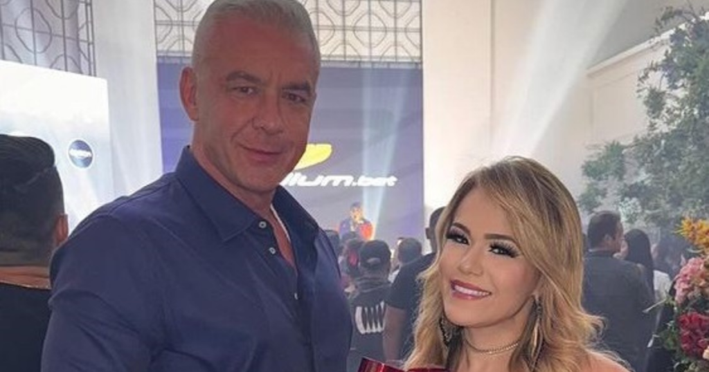Une nouvelle petite amie ? Alexandre Correa pose avec une blonde lors d'une soirée organisée dans la cabane d'Andressa Urach et fait soupçonner une liaison