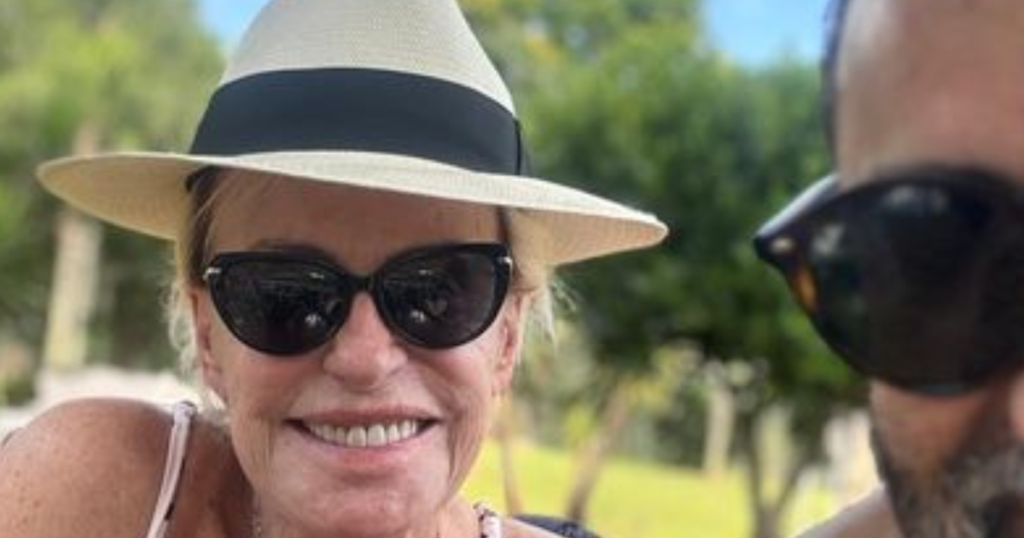 Ana Maria Braga pose en bikini avec son petit ami et le web vante : « le corps de Diva ». Des photos !