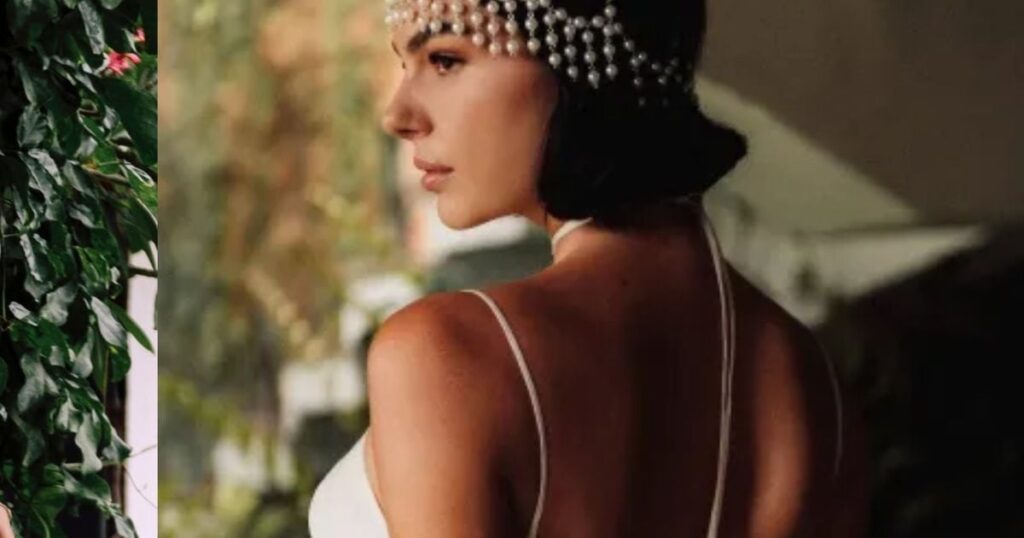 Mariée, Isis Valverde associe une robe en satin avec un accessoire en perles dans ses cheveux. Voir les photos du mariage civil avec Marcus Buaiz