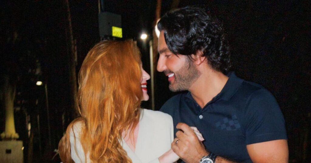 Marina Ruy Barbosa emmène son fiancé, Abdul Fares, à la fête et la marque de rouge à lèvres de l'actrice sur le cou du milliardaire lui vole la vedette sur la photo. Regarder!