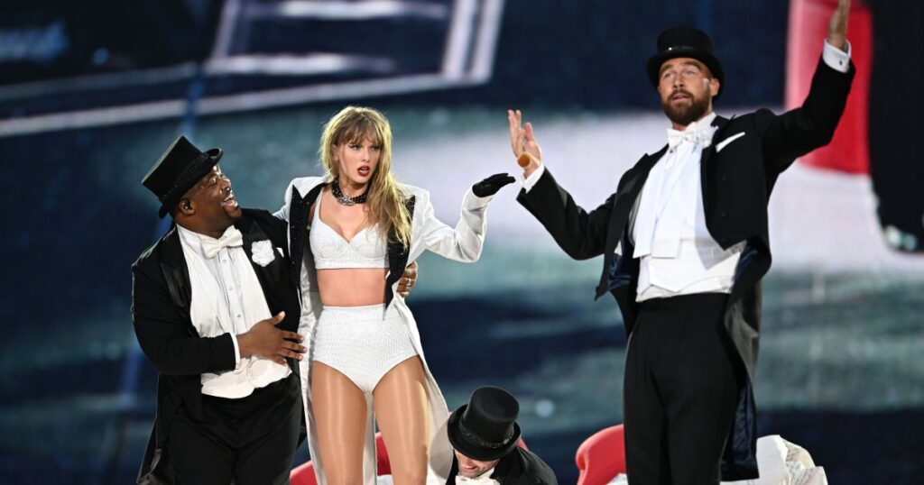 Taylor Swift reçoit 22 chapeaux de Travis Kelce à la fête Eras