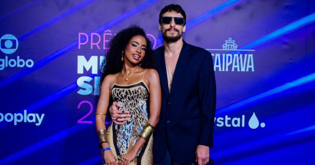 Un pur couple style 'Mania de Você' ! Avec un look jupe, Jaffar Bambirra livre les réactions de ses amis pour avoir fréquenté Gabz : "Ils ont dit..."