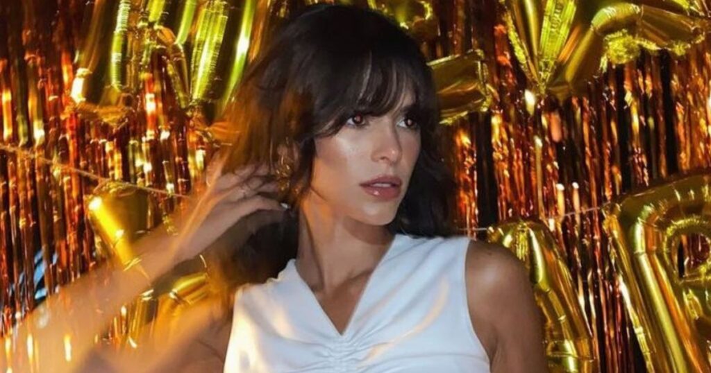 Bruna Marquezine arbore un look brillant le soir du Nouvel An avec son petit ami, João Guilherme ; la beauté de l'actrice vole la vedette