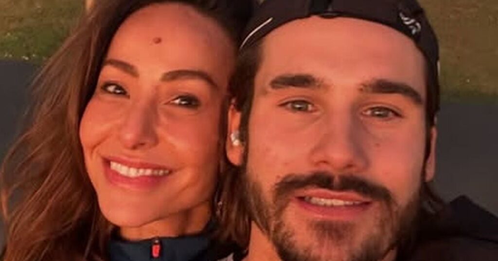 Les gens nous aiment ! Sabrina Sato et Nicolas Prattes font le ménage chez eux et apparaissent en train de nettoyer le sol en vidéo. Regarder!