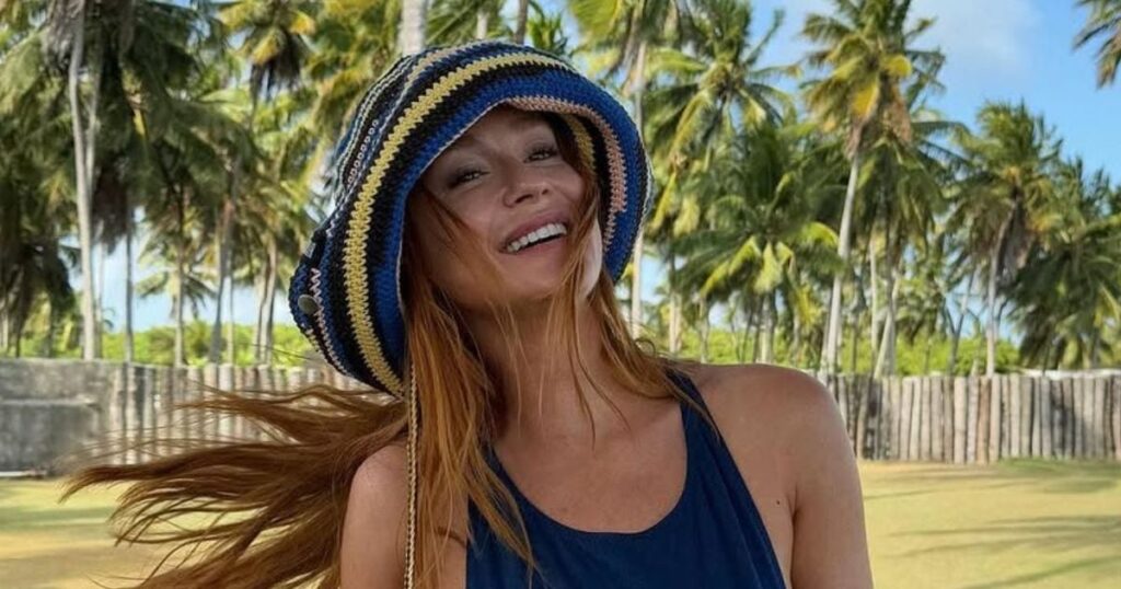 Marina Ruy Barbosa, en maillot de bain décolleté, laisse une partie de ses seins exposée sur une photo avec son fiancé après une polémique familiale. Regarder!