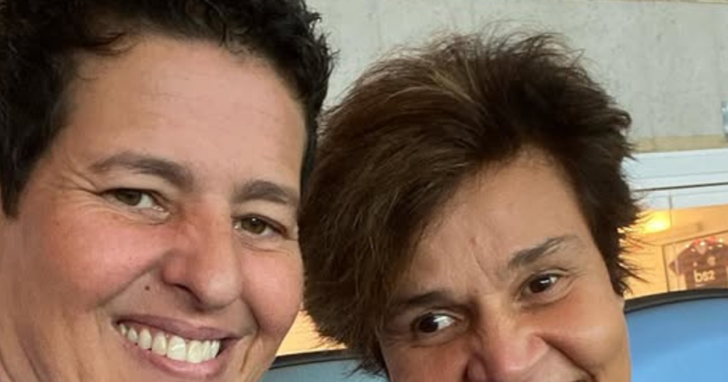 "Si je suis en vie, c'est de ta faute": atteinte de sclérose en plaques depuis 24 ans et en dehors de Globo, Claudia Rodrigues déménage avec poste pour sa petite amie