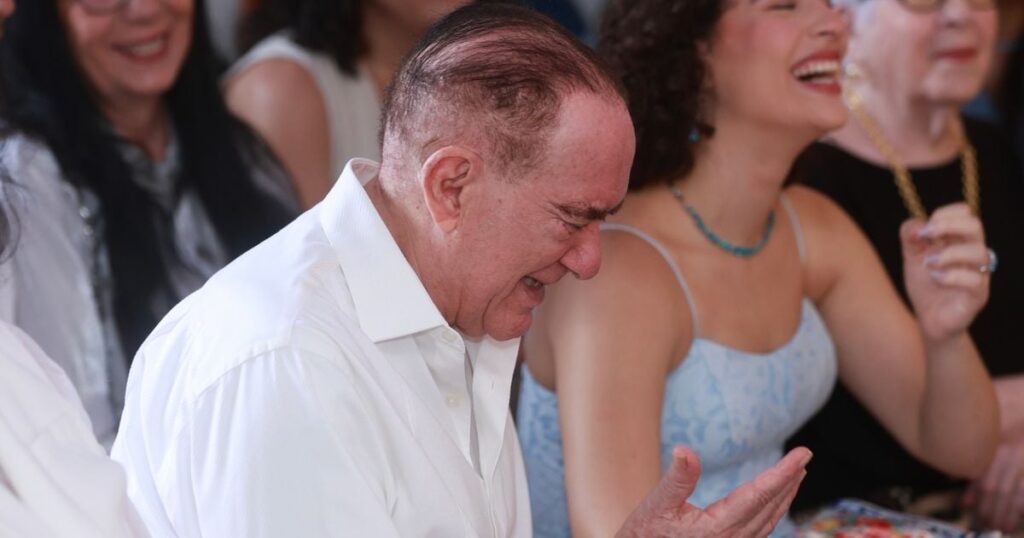 Un jour après son 90ème anniversaire, Renato Aragão pleure avec émotion pendant la messe dans un grand lieu symbolique de sa vie. Des photos !
