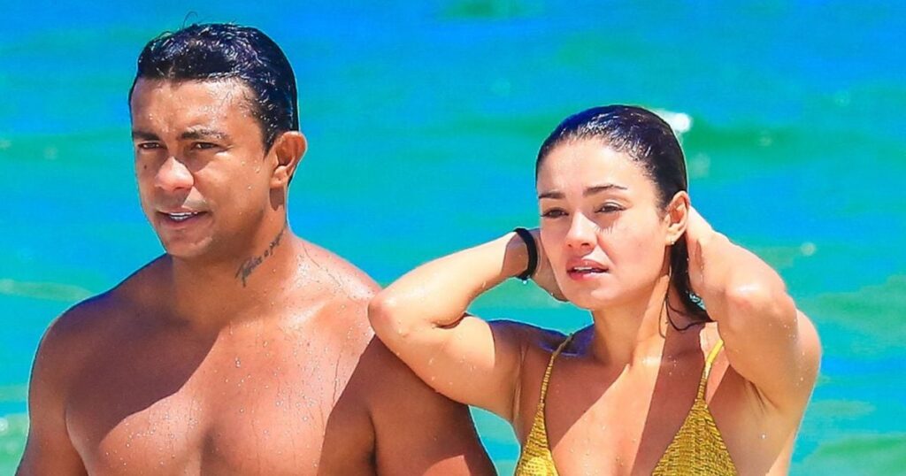 Ah, mon amour! Avec un bikini à la taille basse, Sophie Charlotte aime la plage avec un chaman, embrasse l'eau et obtient une «empreinte». Photos!