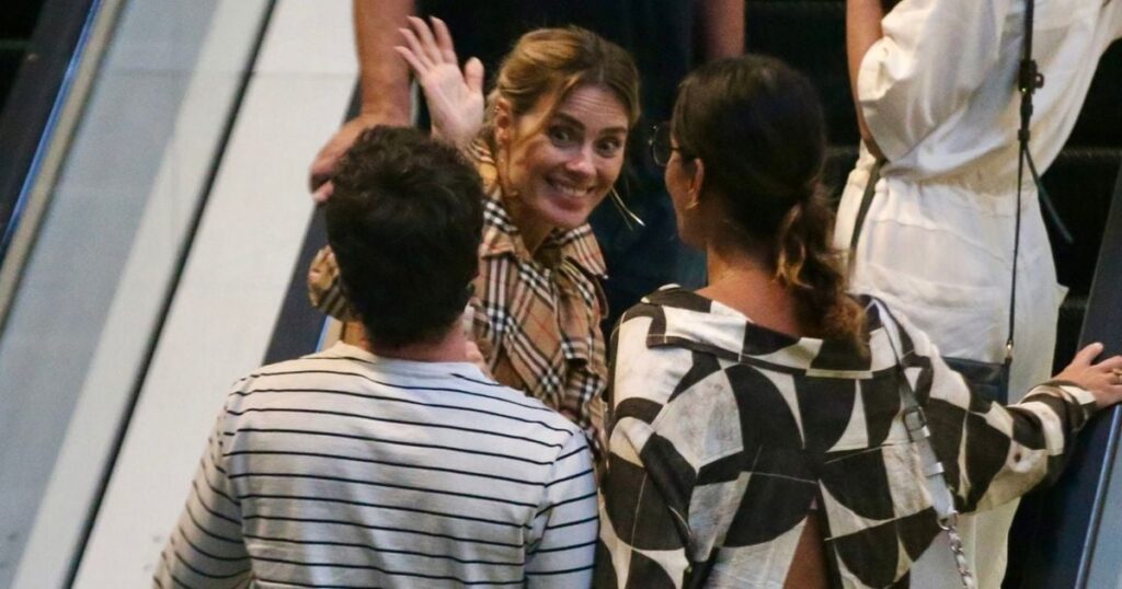 Carolina Dieckmann élit le look de plaid de théâtre avec son mari, Tiago Worcman, et vous inspirera pour les jours de pluie à l'été 2025. Photos!