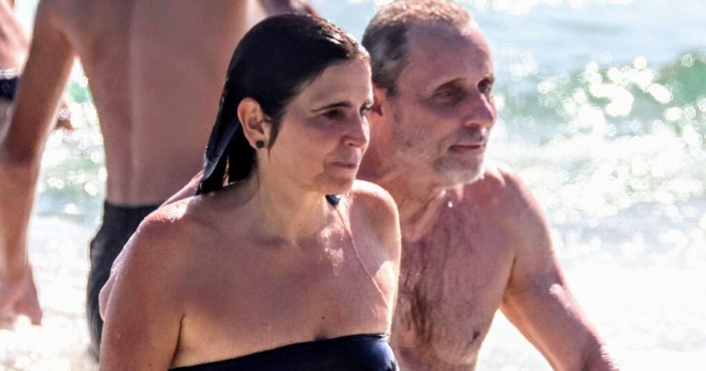 Avec un cancer du pancréas, Tony Bellotto s'amuse sur la plage avec sa femme, Malu Mader. Voir les photos du couple!