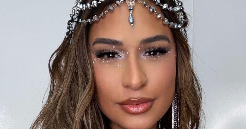 Démoné par un pasteur après le baptême de l'église évangélique, Simone Mendes chante le coup d'Anitta lors d'un spectacle et provoque: `` Je sais que vous me détestez ''