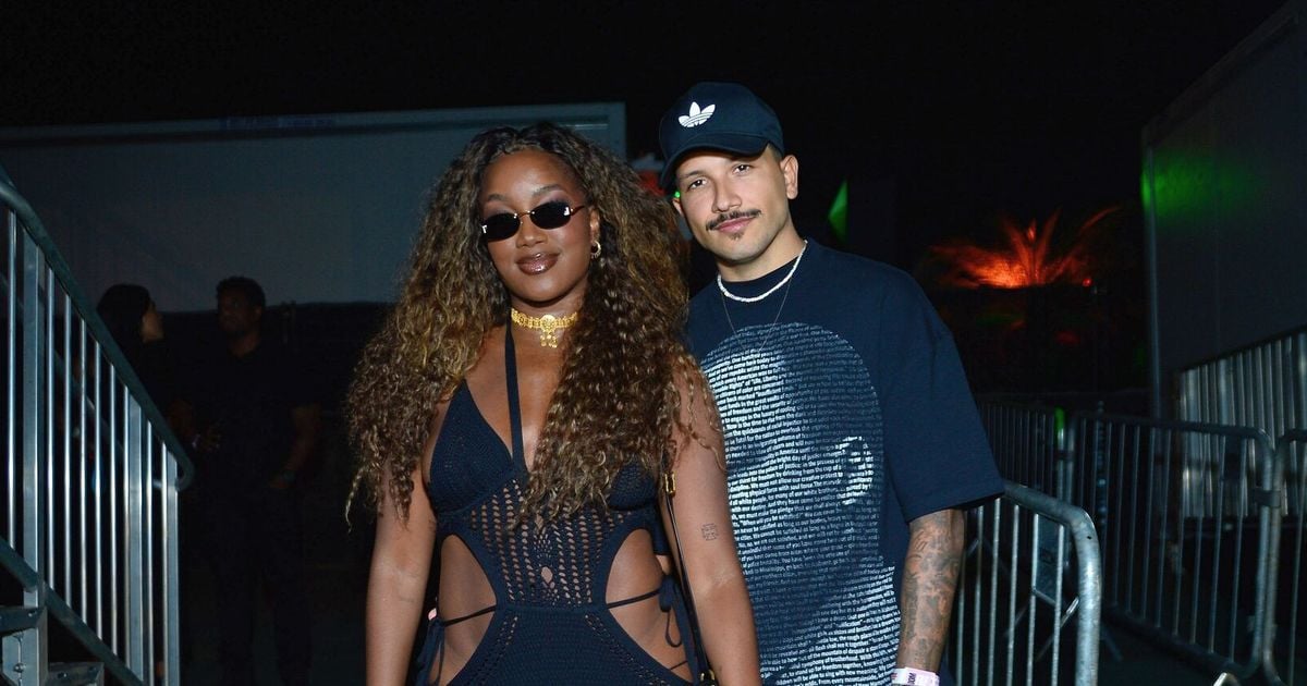 Iza pose collée à Yuri Lima lors d'un festival de musique et affiche le corps plein de courbes en robe audacieuse avec des découpes. Photos!