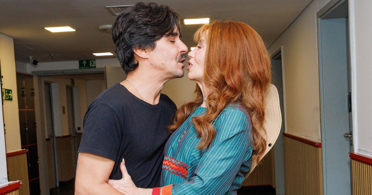 Plus grand que la mère! Les enfants de Danielle Winits surprisent à l'époque et l'actrice embrasse son mari, André Gonçalves, en première