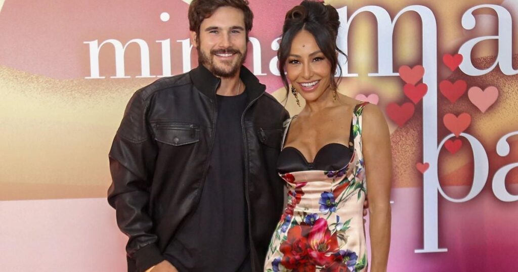 Sabrina Sato porte une robe Dolce & Gabanna Tube à partir de 22 000 $ lors de la publication de l'émission de téléréalité. Aux détails du look!