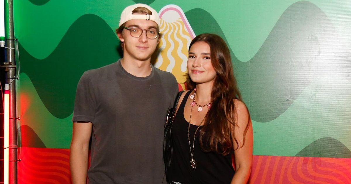 Au milieu de la controverse de son frère, Benício, Joaquim Huck vient souriant à côté de sa petite amie, Manoela Esteves. Photos!