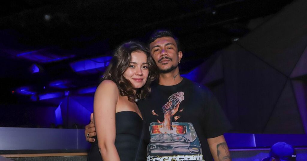 Ferme et fort! Sophie Charlotte et Shaman apprécient le spectacle à Rio dans une humeur romantique après avoir réagi à la datation