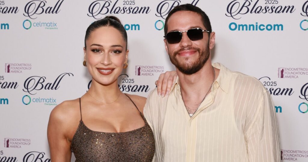 Elsie Hewitt jaillit sur le petit ami «super soutien» Pete Davidson