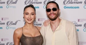 Elsie Hewitt jaillit sur le petit ami «super soutien» Pete Davidson
