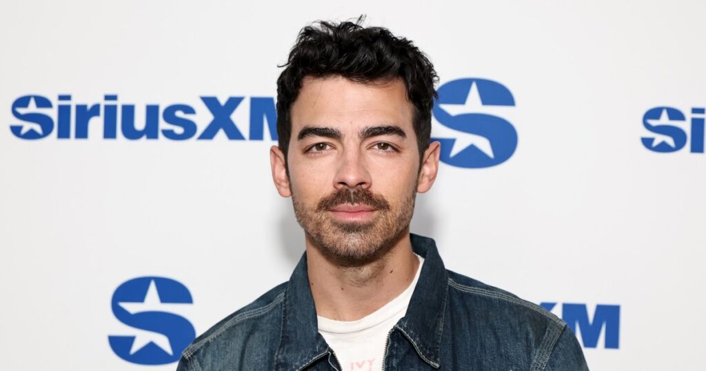 Joe Jonas «profite à nouveau» après le divorce de Sophie Turner (excl)