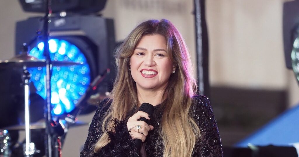 Kelly Clarkson «se réchauffe lentement» à l'idée de sortir avec le divorce