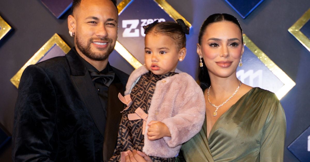 Puissant! Enceinte, Bruna Bianincardi se rend aux enchères avec Neymar et Mavie, qui porte un look de 8 600 $; Voir des photos