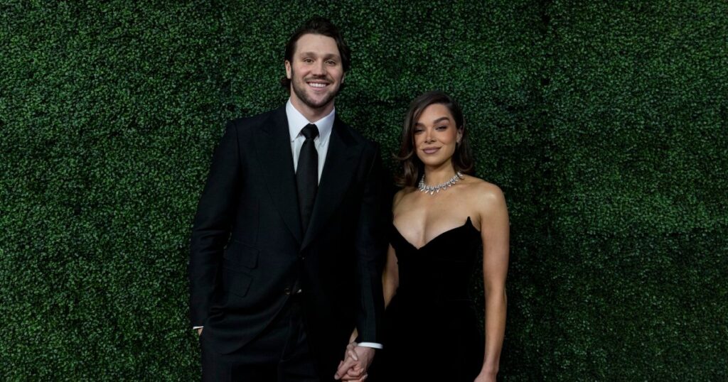 Qui est le mari de Hailee Steinfeld? Rencontrez le quart-arrière Josh Allen