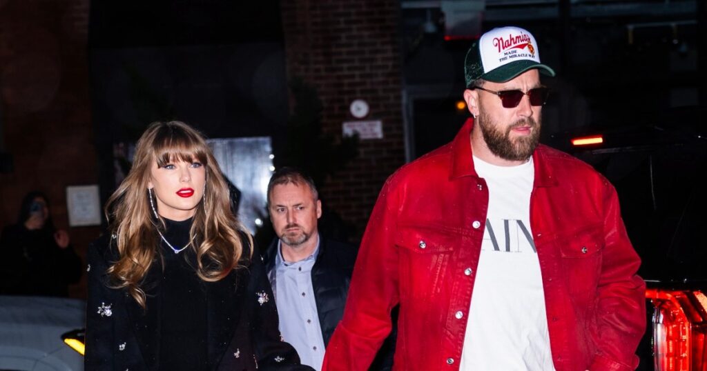 Taylor Swift `` Vivant normalement '' en Floride alors que Travis Kelce s'entraîne