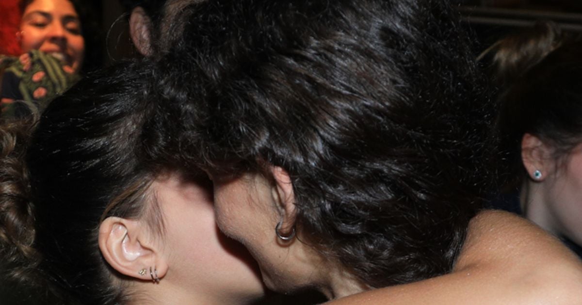 Fille de Bela Gil, Flor Gil obtient un baiser de sa petite amie, Nikita Chikita, lors d'un spectacle à Rio; Qui est la jeune femme?