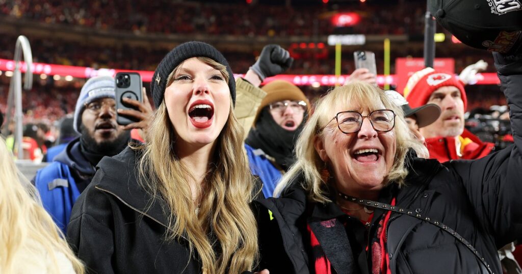 Donna Kelce met à jour la photo de couverture Facebook après l'engagement de Travis Kelce
