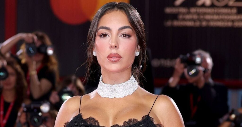 Puissant! La mariée de Cristiano Ronaldo affiche l'alliance millionnaire et vole la scène en tapis rouge. Voir les photos de bijoux