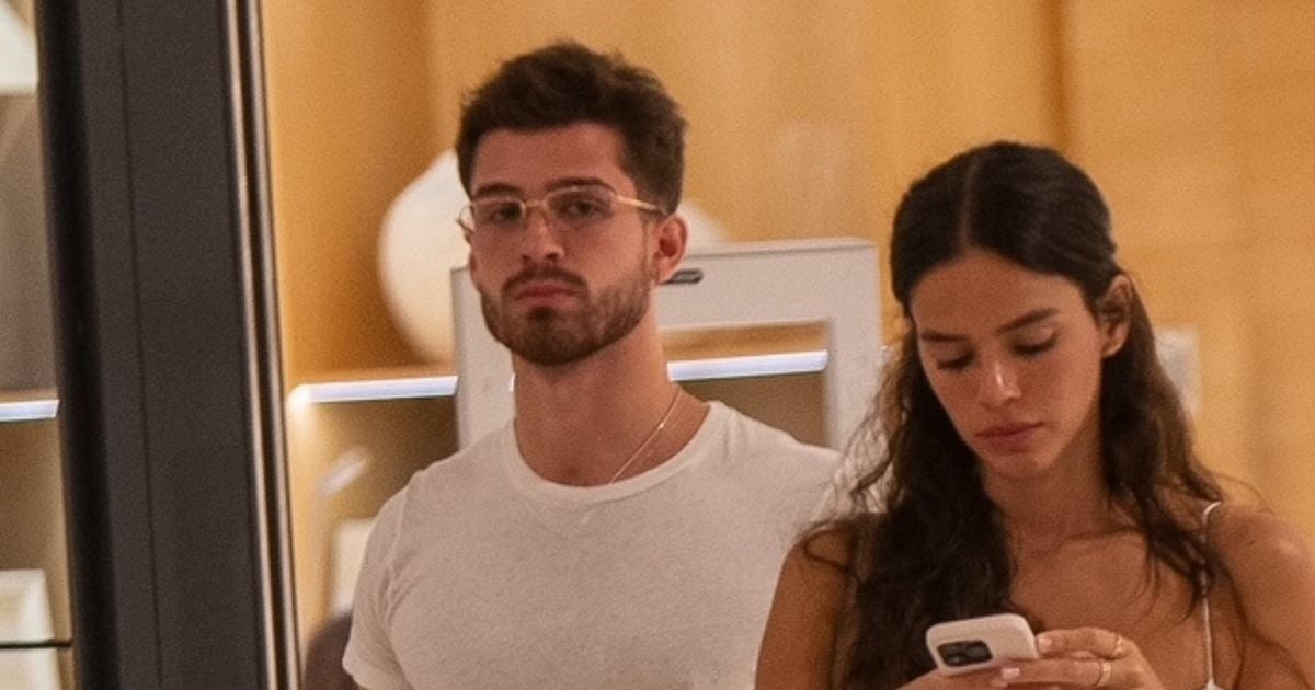 Double tir ! Après la plage, João Guilherme se révèle être un véritable gentleman lorsqu'il est aperçu dans un centre commercial avec Bruna Marquezine. Des photos !