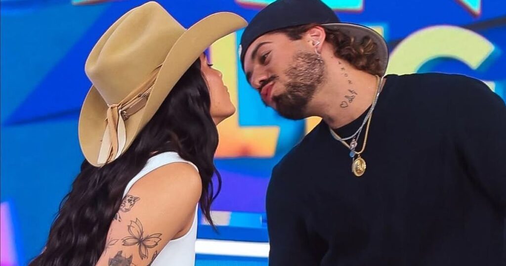 Il y a eu un baiser ! Zé Felipe et Ana Castela s'embrassent à la télévision et un détail inhabituel dans un moment romantique vole la vedette : "Pour ceux qui critiquent"
