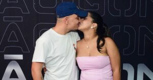João Gomes et sa femme, Ary Mirelle, tout en rose, échangent un baiser dans les coulisses de l'enregistrement du DVD Rei do Piseiro à Rio. Des photos !