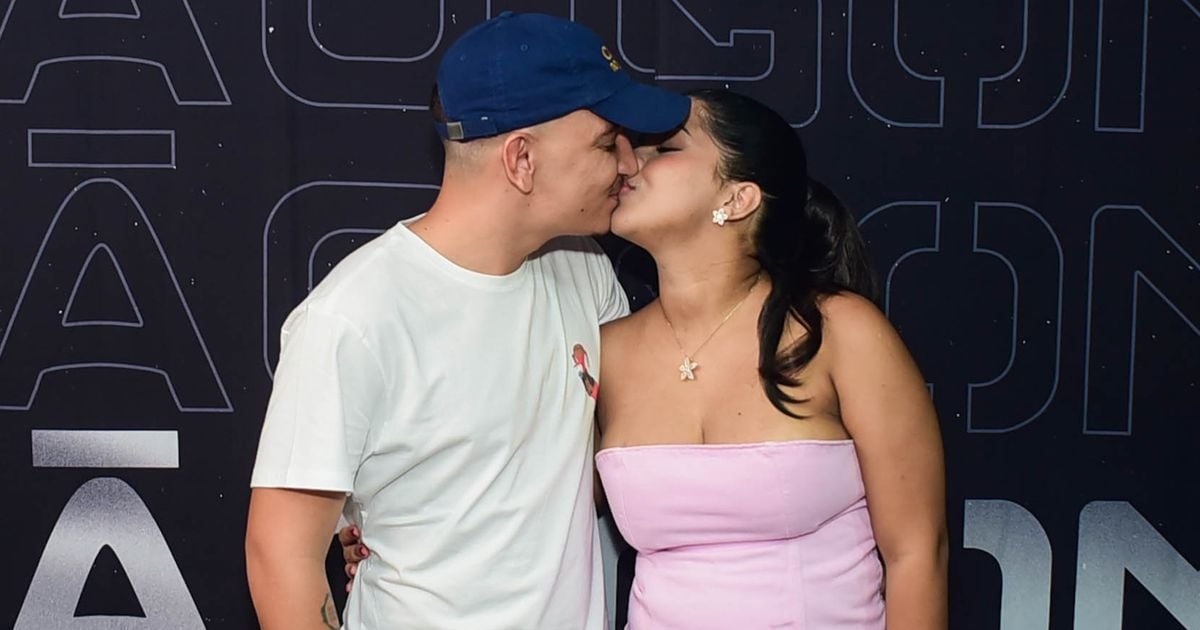 João Gomes et sa femme, Ary Mirelle, tout en rose, échangent un baiser dans les coulisses de l'enregistrement du DVD Rei do Piseiro à Rio. Des photos !