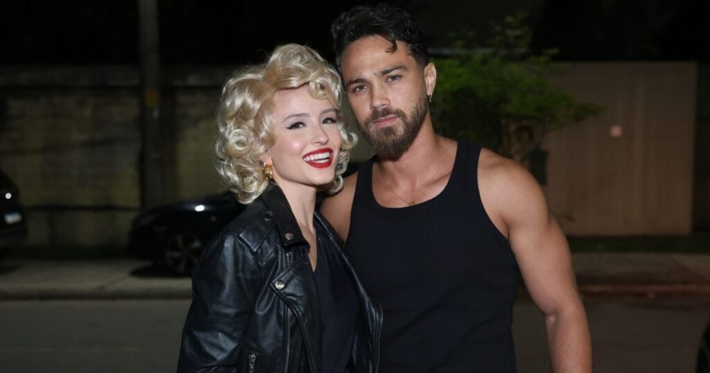 Vêtue d'une perruque blonde, Larissa Manoela se transforme en Sandy et associe un costume à celui de son mari lors d'une fête d'Halloween avec les acteurs du feuilleton 'Êta Mundo Melhor !'