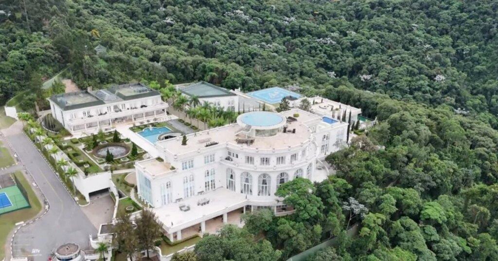 18 chambres, hangar pour 4 avions et plus : milliardaire, la plus grande demeure de luxe du Brésil a pour propriétaire une célèbre présentatrice télé. Découvrez de qui il s'agit !