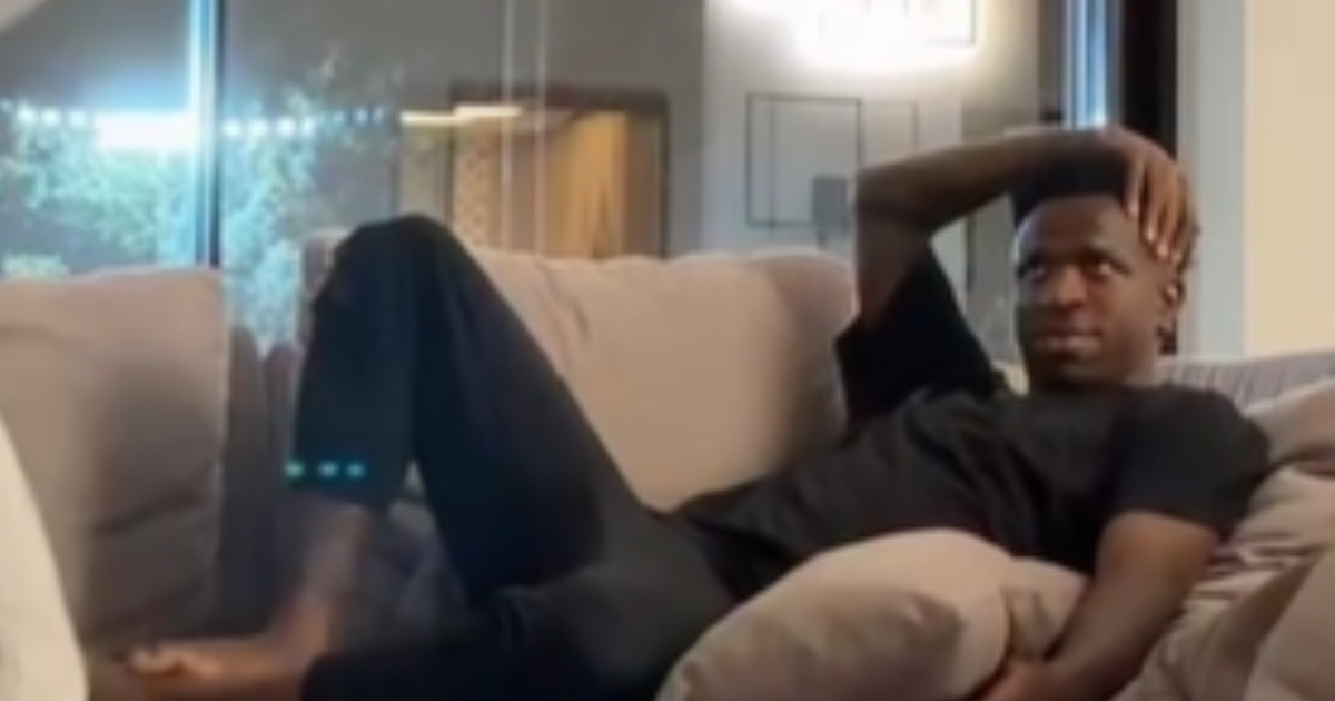 Chorégraphie approuvée ? C'est la réaction de Vini Jr. lorsqu'il a vu Virgínia danser la pagode qui cite l'influenceuse et son « bodysplash vanille ».