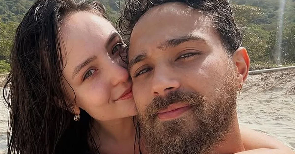 Corps musclé, volume affiché et commentaire audacieux : torse nu, André Luiz Frambach attire l'attention et Larissa Manoela taquine : "Je marche très bien"